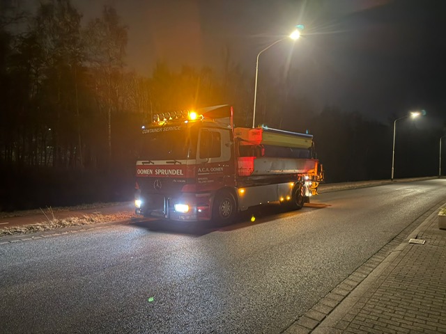 oomen strooit in het winterseizoen